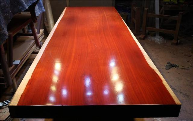 全世界唯一的红色木头切开如血般鲜艳没想到却是木界奢侈品