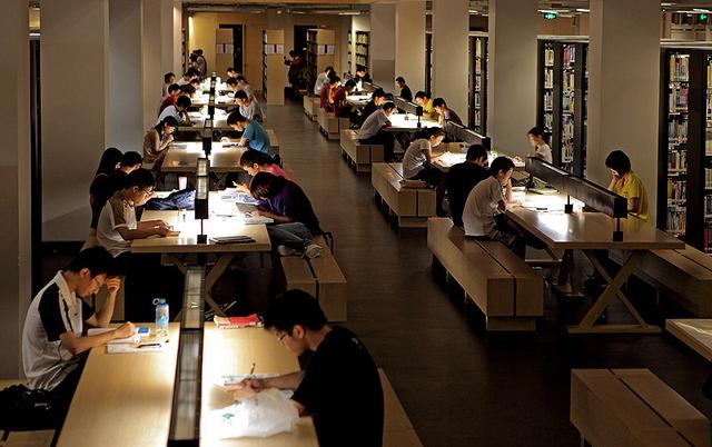 你去一个学校的图书馆看看,就知道这是不是一个好大学