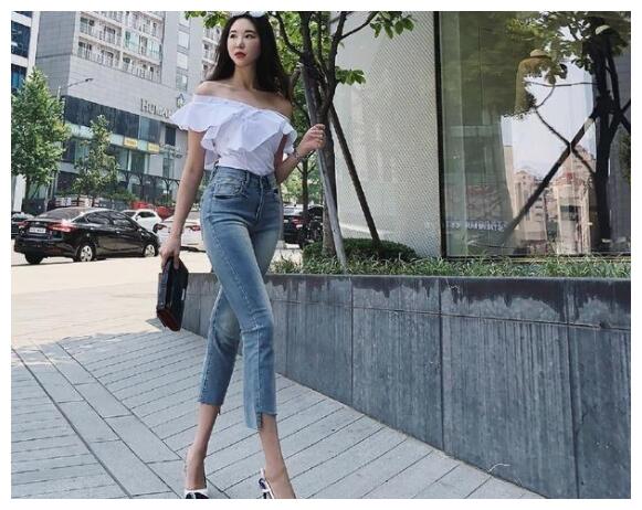 杨柳细腰的牛仔裤美女穿出摩登范秀出细细的大长腿让人瞪眼
