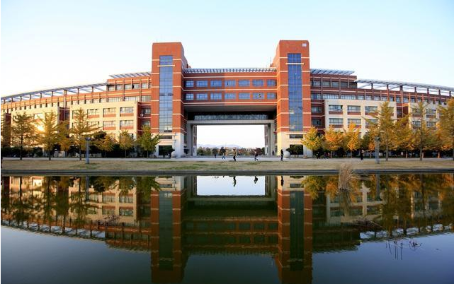 二,山东商业职业技术学院这所专科在我国所有的专科院校种被称为"小