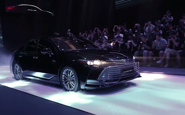 好消息丰田亚洲龙疑似将有双y鱼骨大灯版本颜值超高