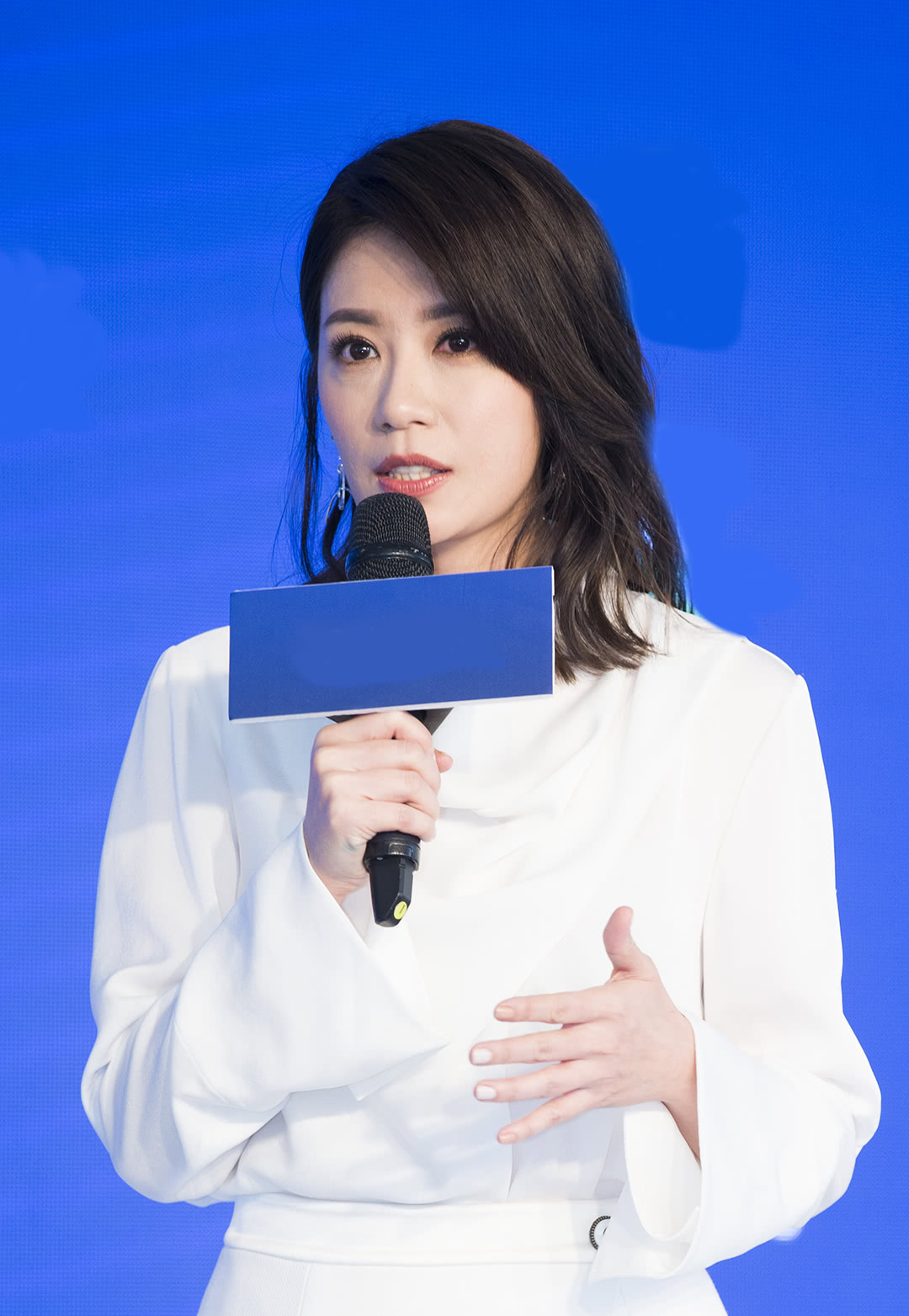 43岁贾静雯一袭白裙气质迷人,开怀大笑