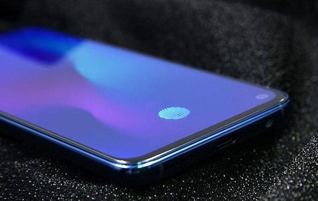 而一向注重用户体验的oppo,面对市场上多家手机屏幕指纹的竞争,最终