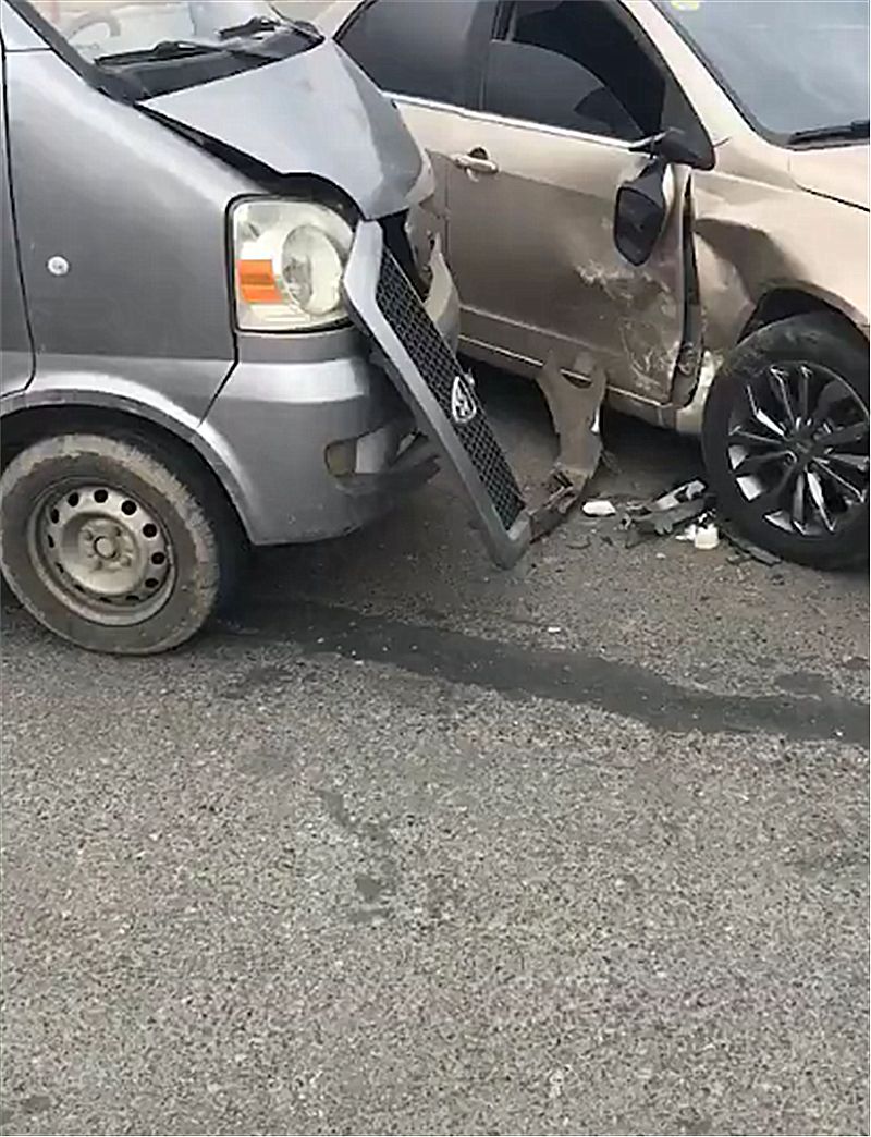 7万吉利帝豪遭面包车撞击车身凹陷对方保险杠直接脱落