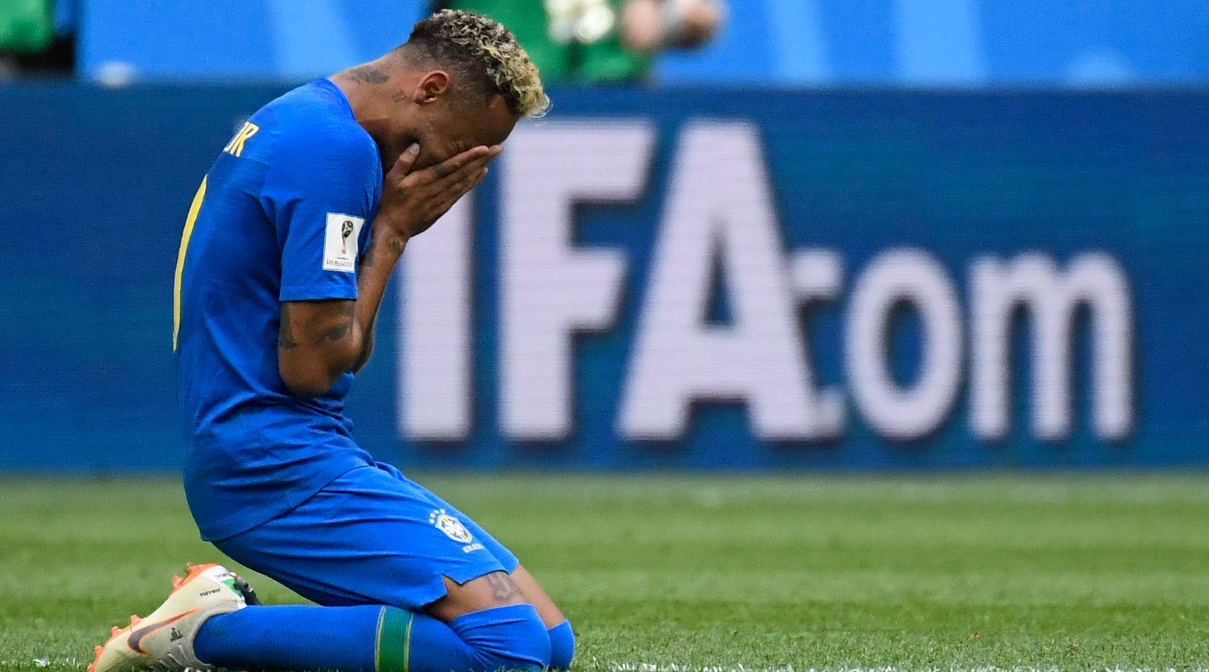 【内马尔:爱哭的孩子】2018世界杯 进球后,内马尔跪地哭泣,此刻,所有.