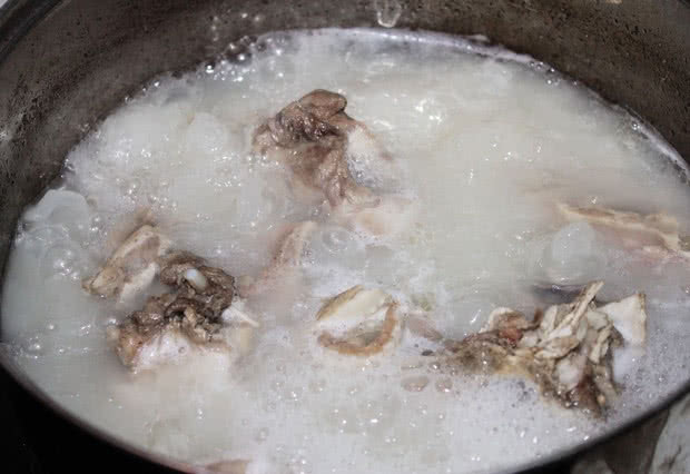 酒店大厨说漏嘴,熬"高汤"时加点"它",高汤又白又香