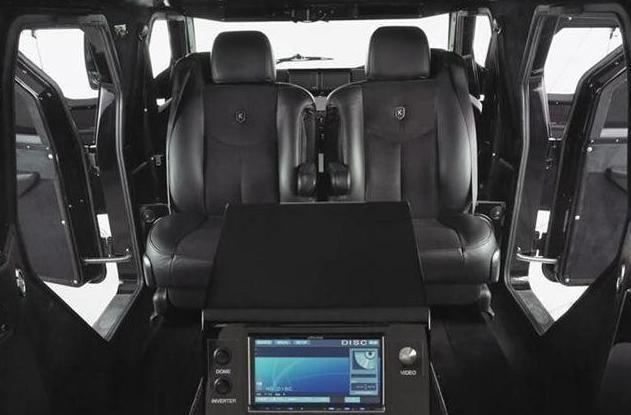 国内第一辆骑士掠夺者xv马路上的装甲车路人纷纷围观