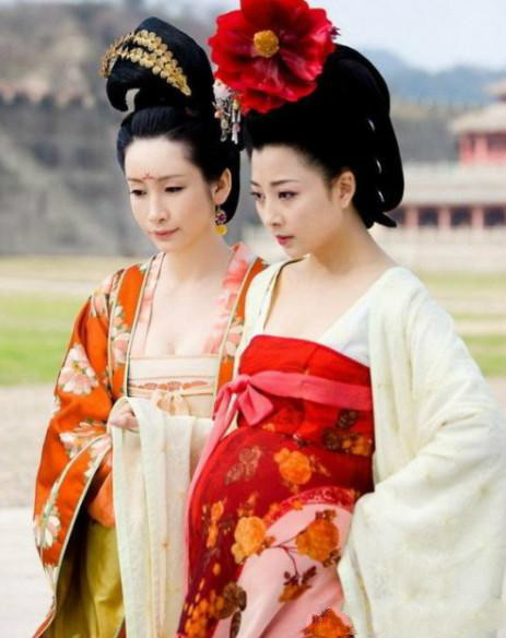 剧中女星怀孕照,范冰冰挺大肚,杨幂抚摸肚,唯