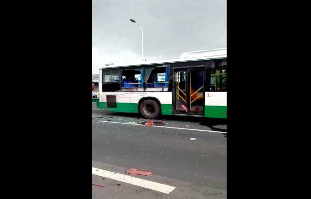 常州一半挂车与公交车发生碰撞 致多人受伤