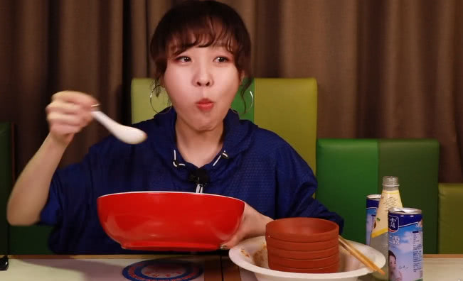 大胃王mini吃5份干锅,没吃饱再来一份水煮牛肉和5碗米饭