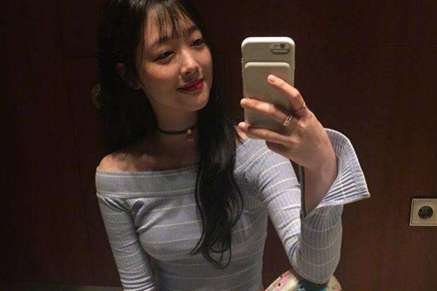 韩国女星崔雪莉再发新照疑似未穿内衣凸点明显尽显性感