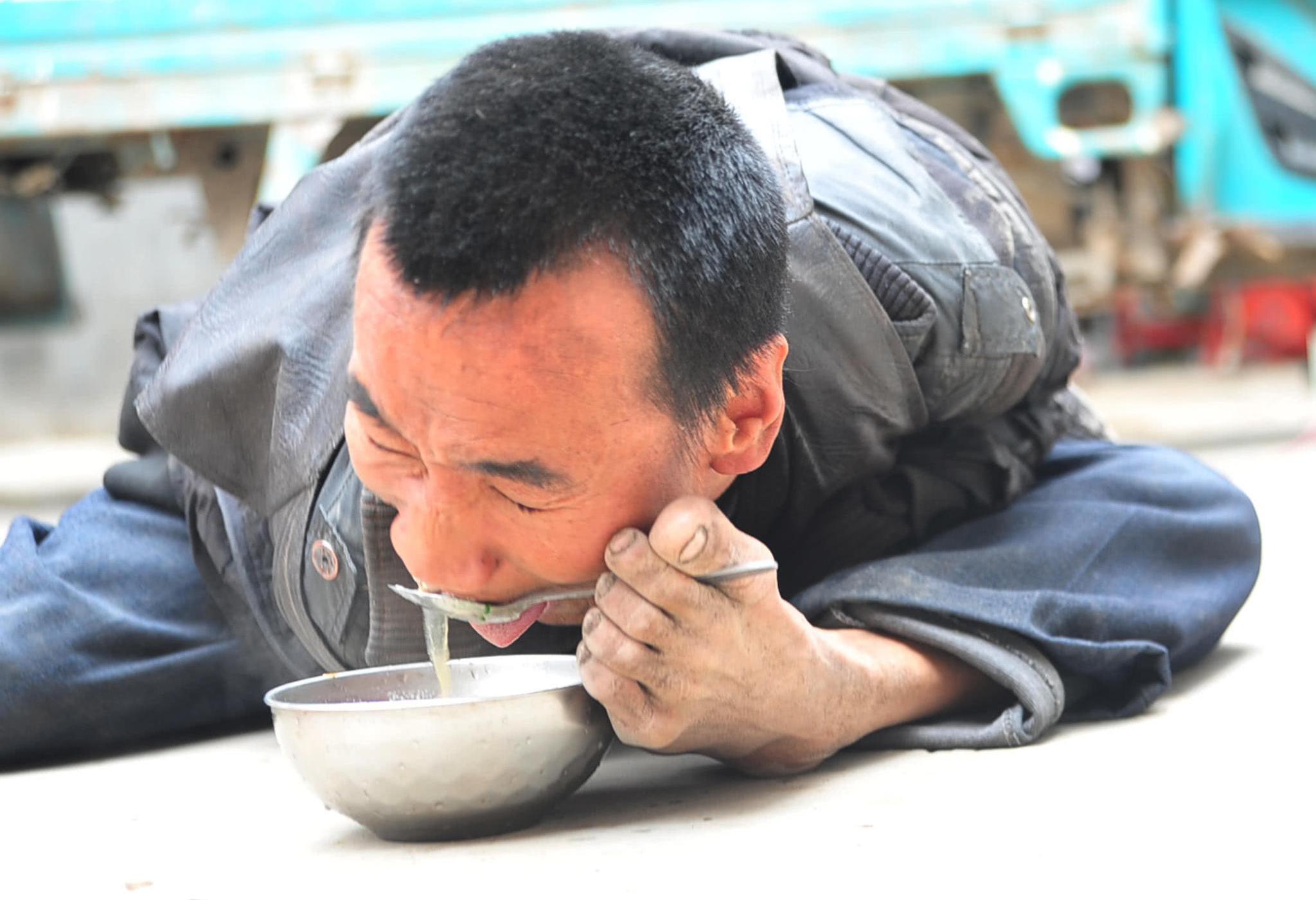 河南一男子42年吃饭干活全靠脚,母亲含泪道出隐情