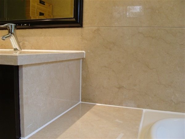 卫生间装修别再用玻璃胶了,如今都用这种代替,美观又不易发黑!