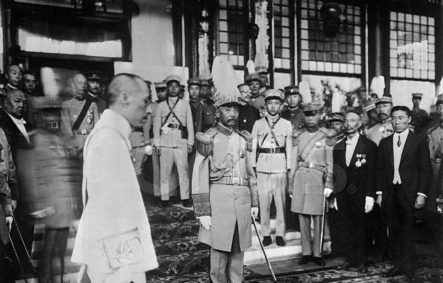 张作霖见谁都说“妈了个巴子”, 唯独见此人, 他却恭敬地写五个字