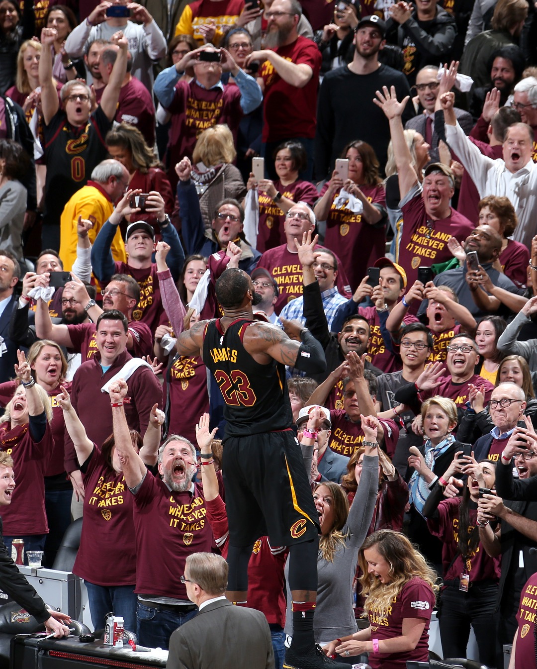 nba官方发布詹姆斯三分绝杀图集