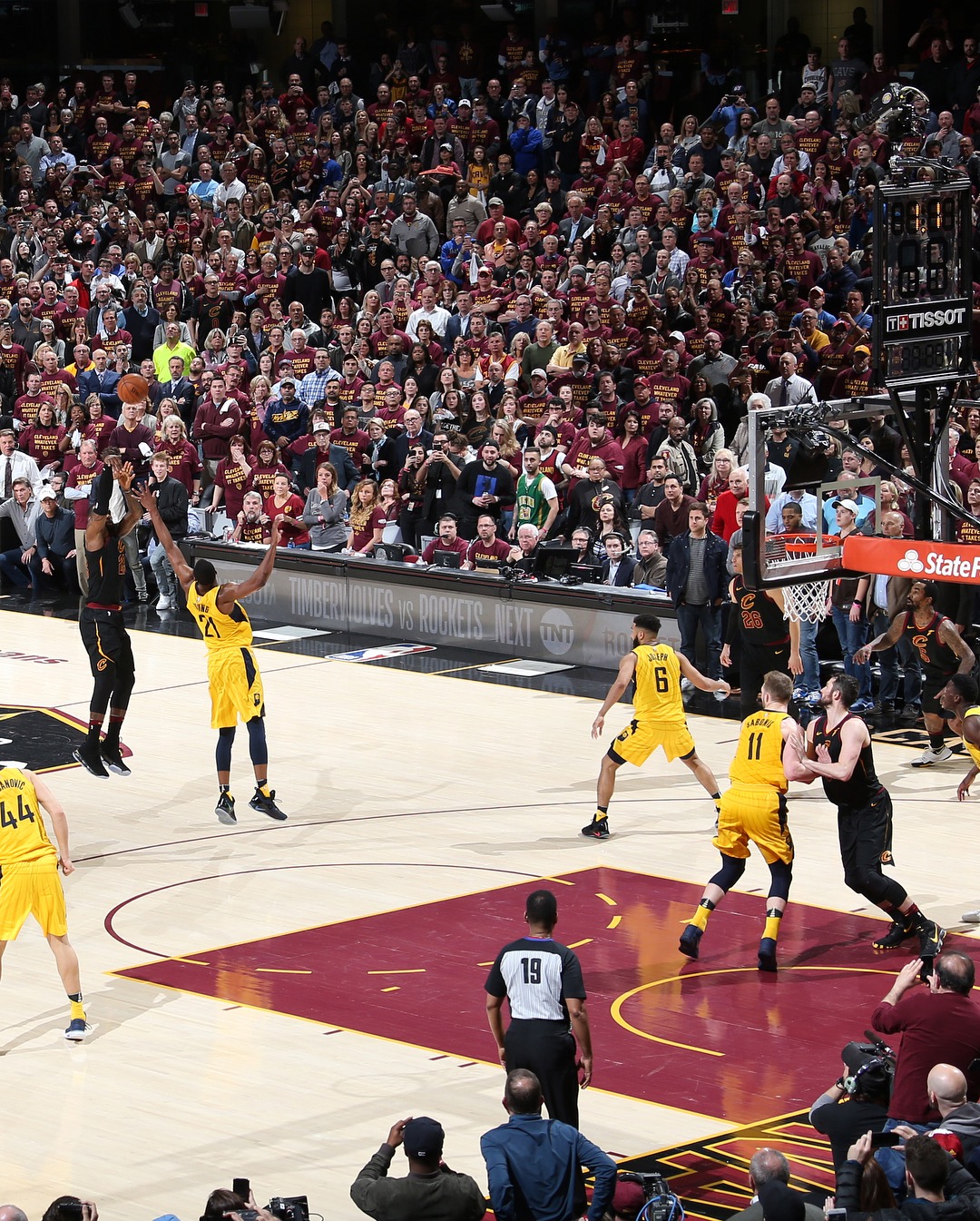 nba官方发布詹姆斯三分绝杀图集