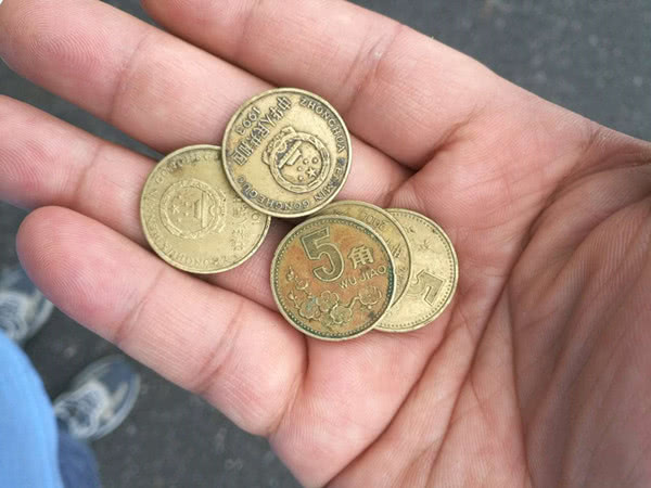 小卖部里淘换硬币只挑出来这么几枚你家一定还有吧