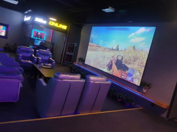 还可以解决无聊的等待时间大厅上直播lol的投影仪是不是很贴心啦进店