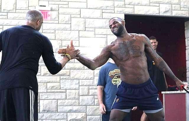 同样是33岁,詹姆斯、泰森和C罗,谁的力量最大