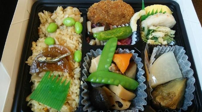 日本火车盒饭超好吃, 种类多价格廉, 相比下中国的简直不是人吃的