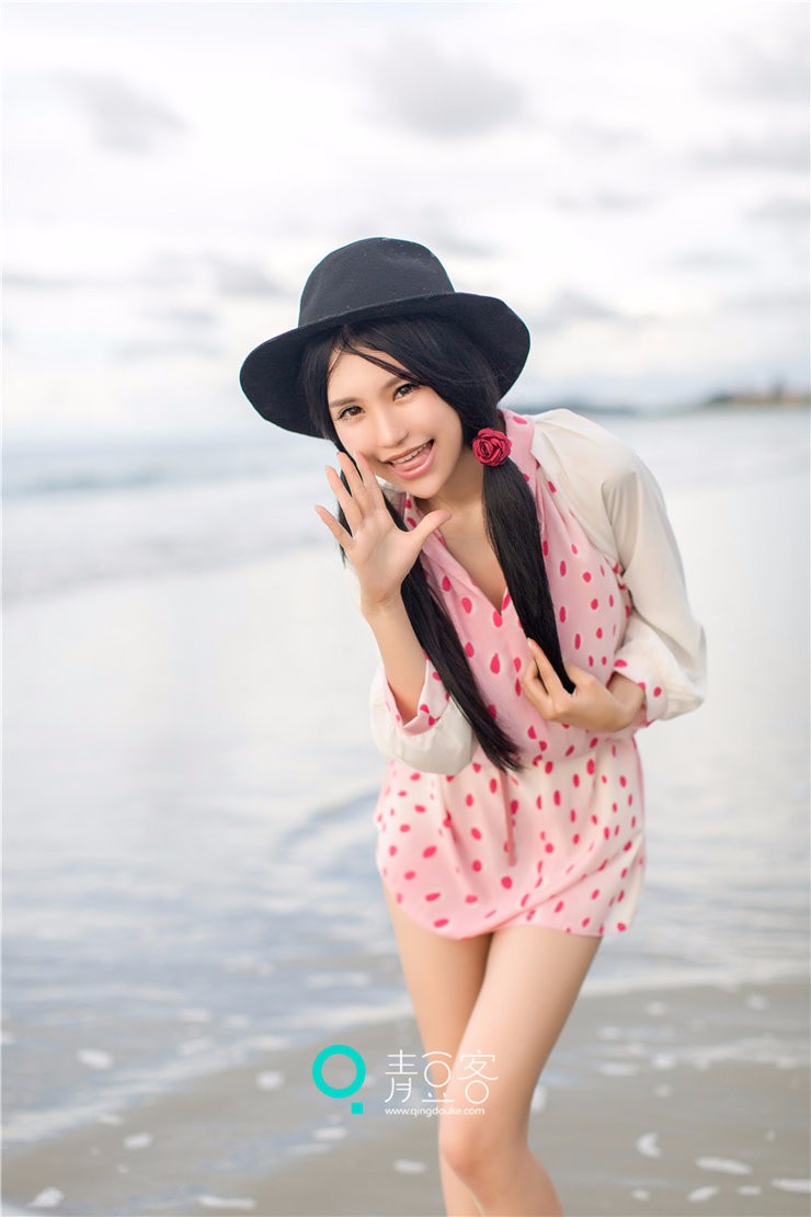 可爱小公主日常生活照 碎花波点裙秀笔直长腿_新浪看点