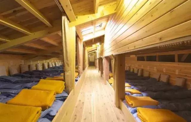 住宿环境↓↓↓我们住下的山屋虽然提供住宿点和棉被,但是都是大通铺