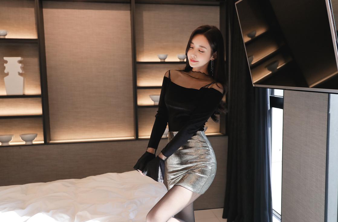酒店里的短裙孙允珠香肩微露的银光闪闪