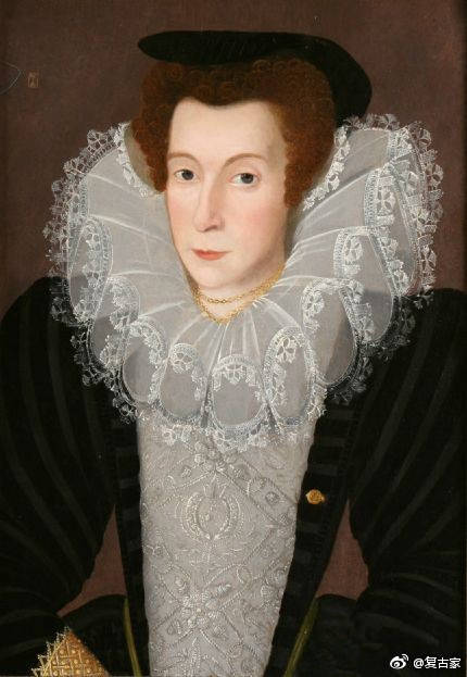 拉夫领ruff从15601640年间成为贵族男女服装的典型特征