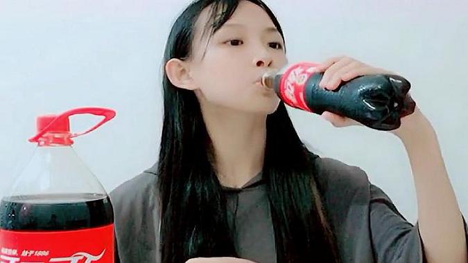 三种女生喝可乐时的样子,你是属于哪一种呢?