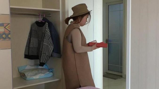 小伙公司破产,媳妇拿走家中所有值钱东西,回来后老公却感动了