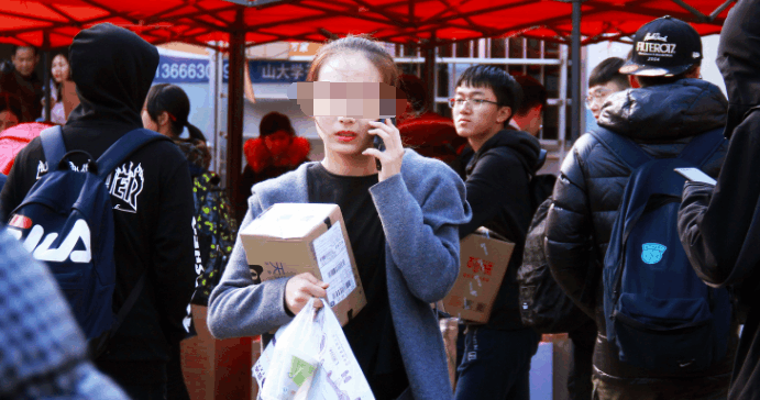 各快递公司的收发点随处可见高颜值女生.图片来自网络