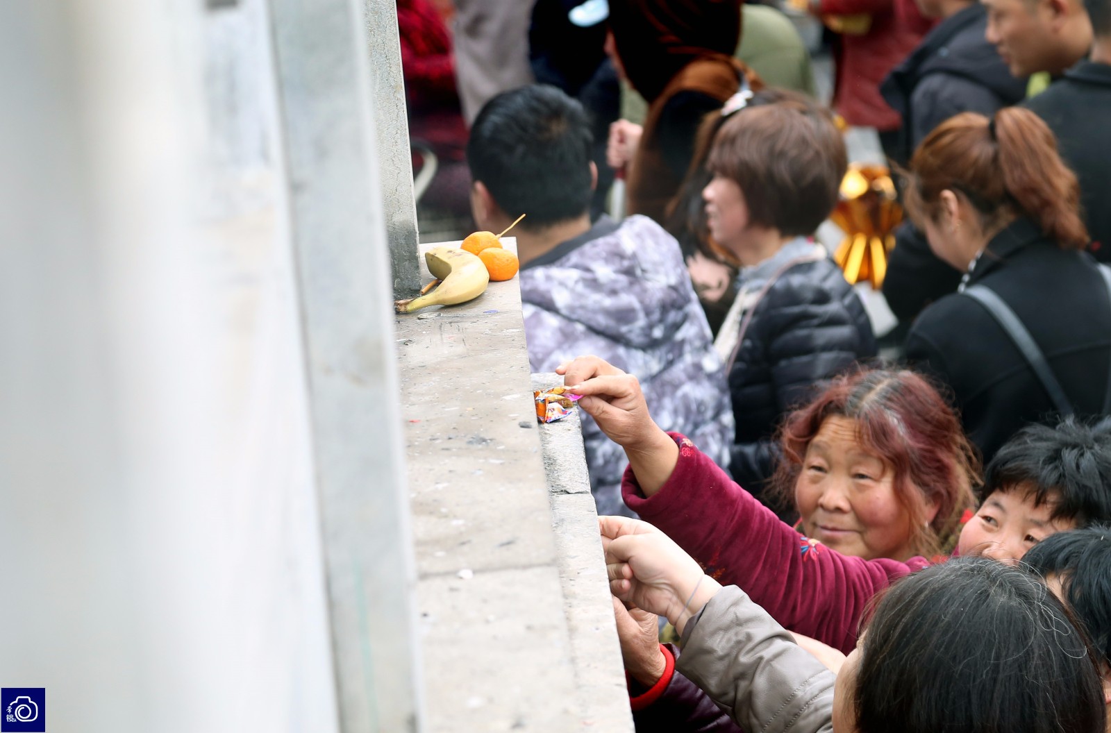 千名游客争摸"子孙窑"求子,一半老年人想要孙女