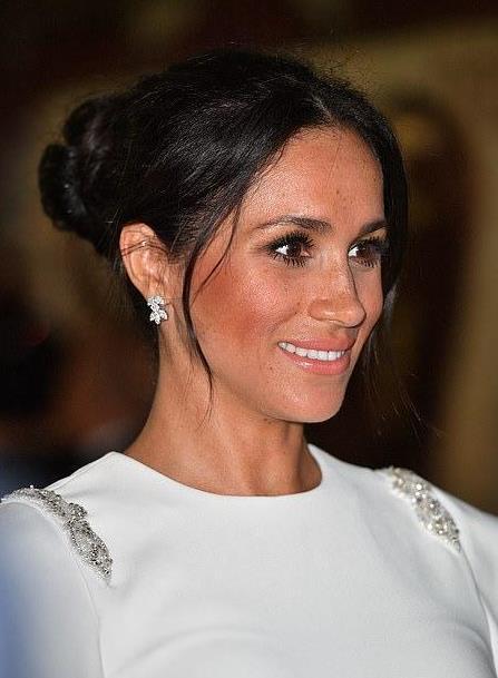 梅根白裙赴汤加国王宴会好惊艳像希腊女神戴妃蓝宝石戒指加分