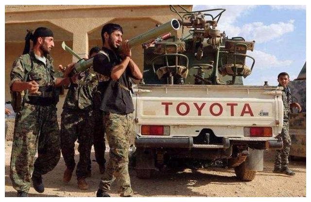 军使用白磷弹空袭代尔祖尔:和俄军互炸队友,看