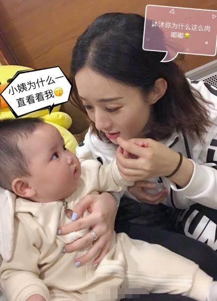 赵丽颖终于当干妈了!虽然,她带孩子显得有点手忙脚乱的