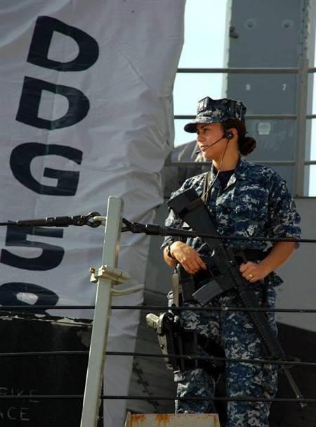 并贴出了美国女兵的发型模板图片,怒骂"