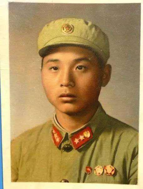 老照片:中国首次授衔时的军装军衔,划分科学,穿着威武,很怀念