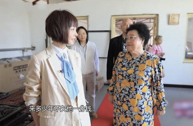迟重瑞全程与陈丽华儿女未交流,小细节可以看出他的家庭地位