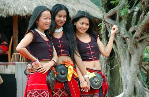 这个偏远地方的人被称为中国黑人 却又长得男俊女靓