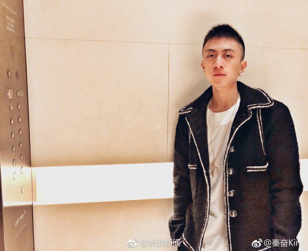 22日下午,@秦奋king 发布微博称,马上六一儿童节了,将抽一台全新奔驰