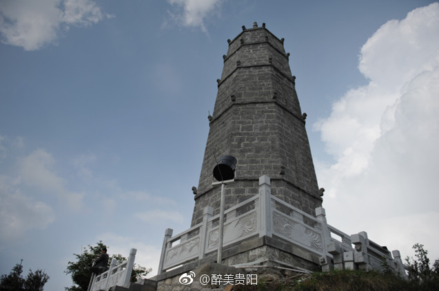 贵阳省毕节市大方县城周围有三座塔,三塔鼎足而立,以合抱之势