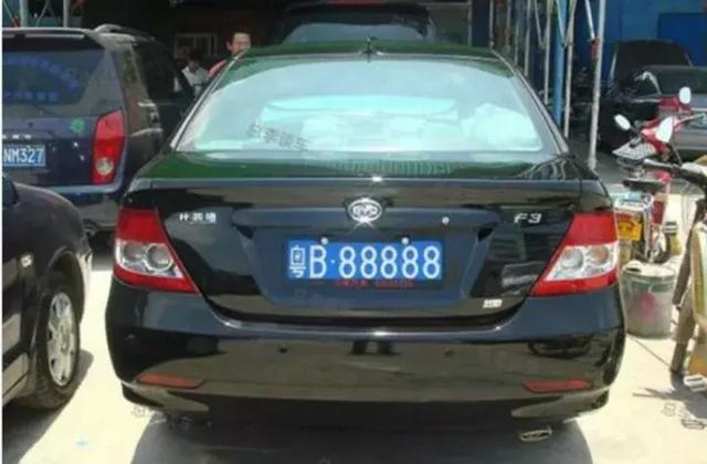 男子狂砸85万,得到66666车牌,可是一看他的座驾,所有人都笑了