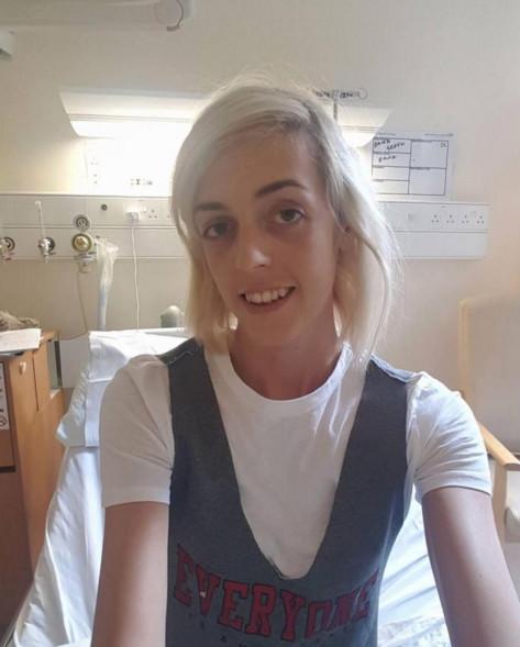 英国一女子患怪病, 饱受副作用困扰, 身体严重营养不良, 痛苦不堪