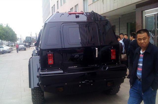 国内第一辆骑士掠夺者xv马路上的装甲车路人纷纷围观