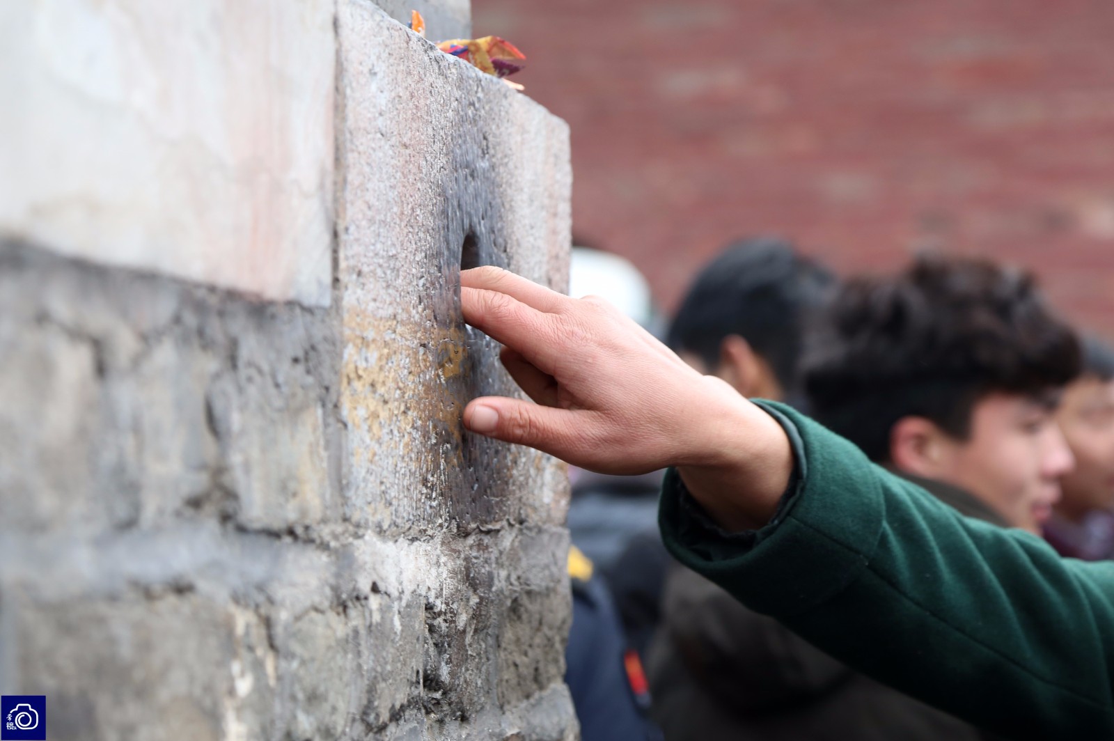 千名游客争摸"子孙窑"求子,一半老年人想要孙女