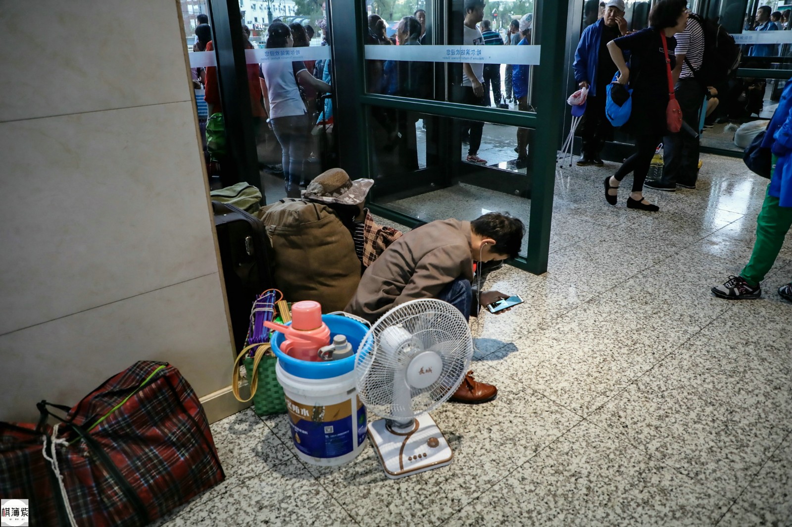 出门不易!洗衣盆当床蜷卧,冰凉地面盘腿就坐