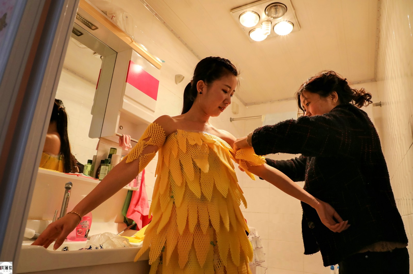 90后美女用菜叶子,烟盒做衣服,数万网友围观:比维密好看