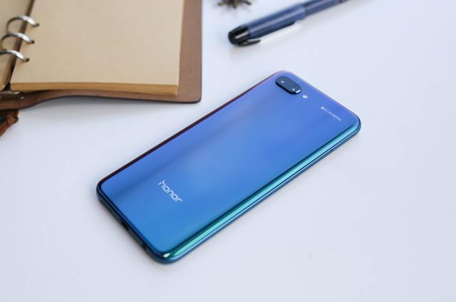 2400万ai摄影!荣耀10手机评测:这才是真正高颜值!