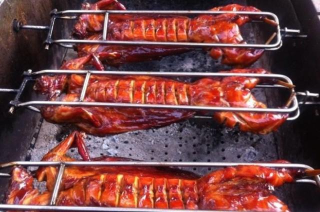 "农家乐"烤兔子一天卖200多只 好多人驱车2小时去吃