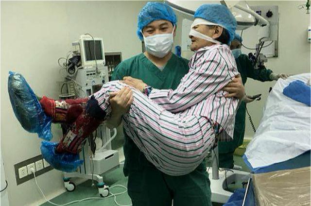 女孩即将进行心脏手术,哭闹不停,医生把她抱在怀里堪称最美抱姿